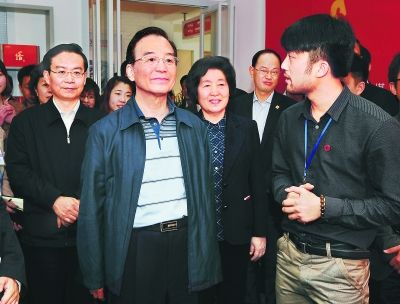 中共中央政治局常委、国务院总理温家宝，在省委书记孙春兰、省长苏树林等陪同下，考察泉州“领SHOW天地”创意园区。 福建日报记者 郑杰 摄