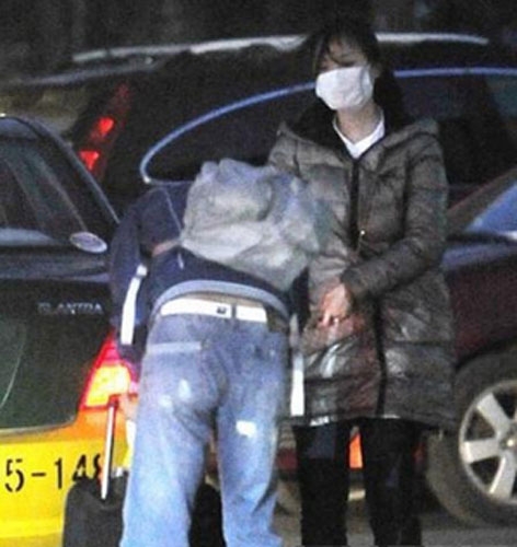 三亚归来的王宝强和妻子现身北京机场。