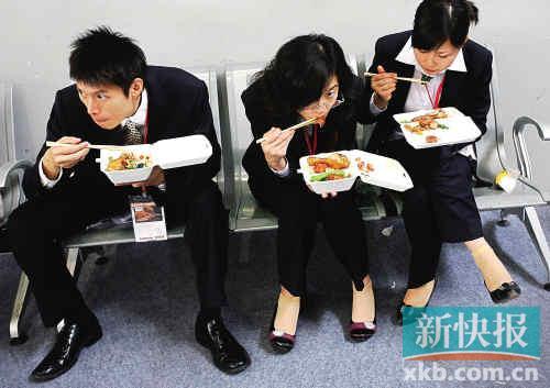 食在广州，但很多广州上班族的午餐的实质就是“果腹”和“应付”。图为琶洲国际会展中心，工作人员在吃盒饭。本报资料图 王祥/摄