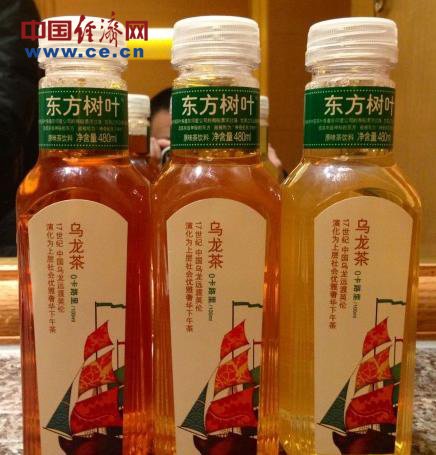 农夫山泉“东方树叶调味乌龙茶饮料”不同出厂日期颜色各异