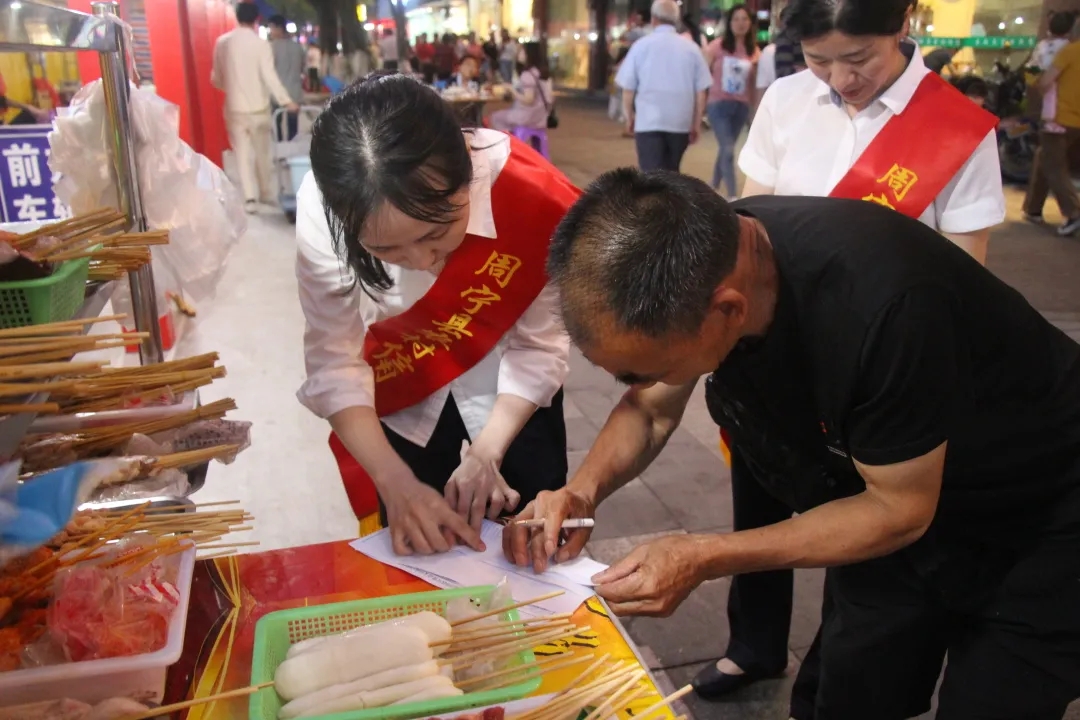 周寧聯(lián)社一對一、點對點為商戶辦理二維碼服務(wù)夜市經(jīng)濟發(fā)展.webp.jpg