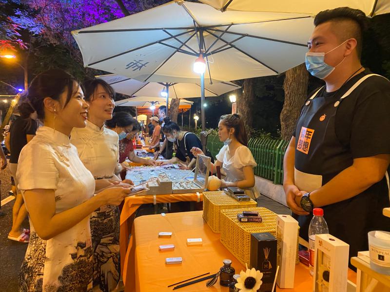 （頭條）福州農商銀行旗袍支行員工走進夜市了解攤主金融服務需求。.jpg