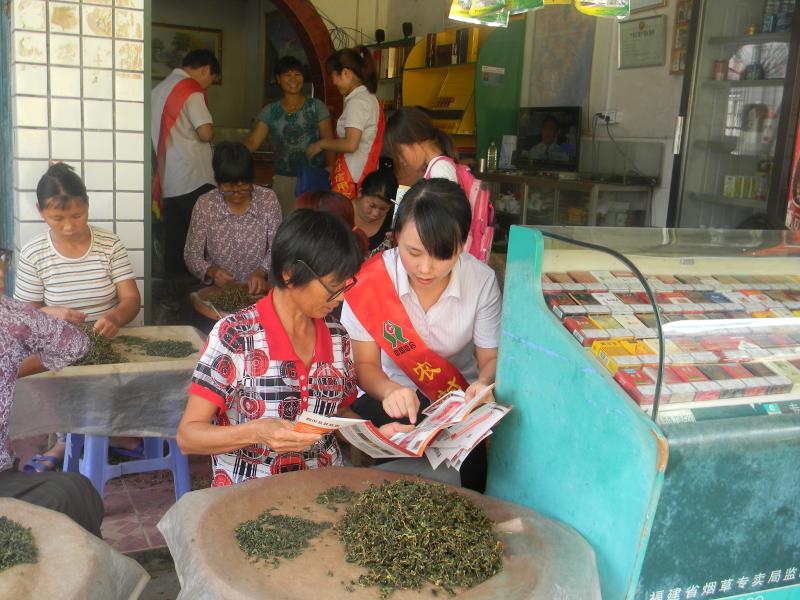 9月10日，華安聯(lián)社員工把金融知識(shí)直接送到農(nóng)戶家里，向村民們普及信貸政策、反假人民幣、電子銀行等金融知識(shí) .jpg